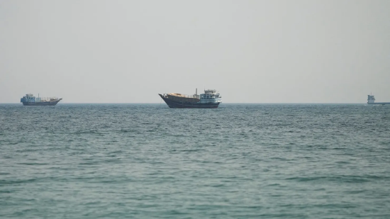 美伊争夺海峡控制权，霍尔木兹海峡船舶通行量大幅锐减